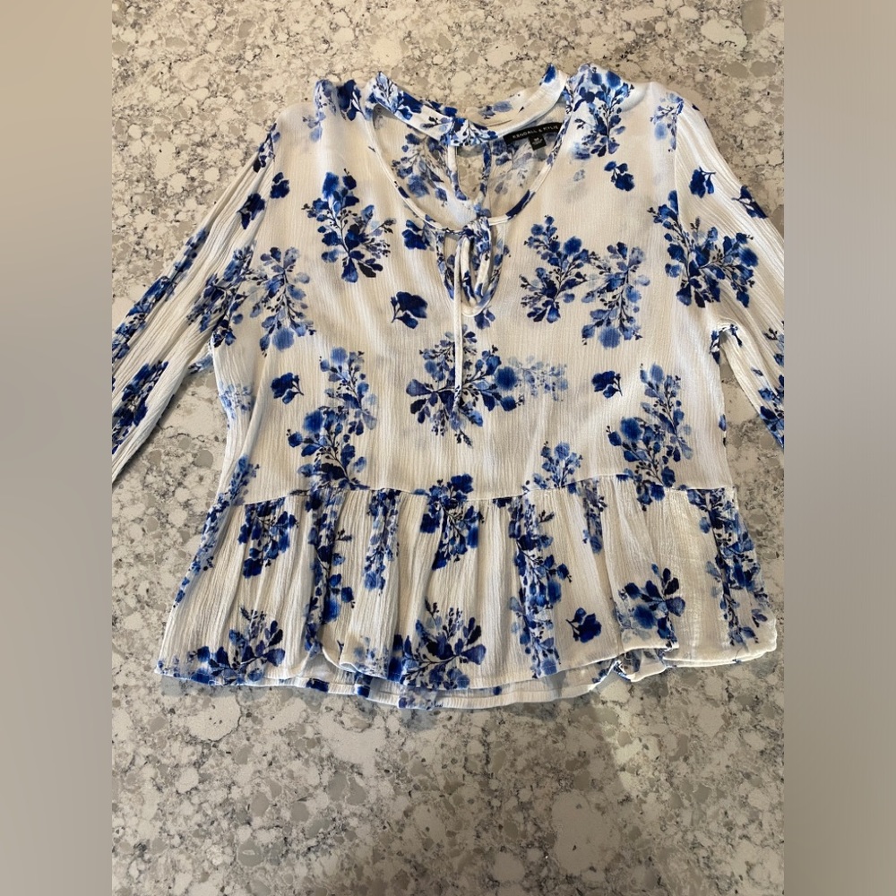 Beautiful blouse. Kendall and Kylie